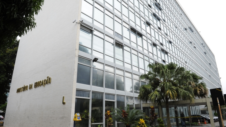 Em novo corte, MEC retira R$ 220 milhões das universidades federais