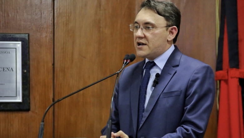 Câmara Municipal de Sousa homenageia jornalista Heron Cid com Medalha Governador Antônio Mariz