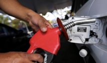 Bolsonaro obriga postos a exibirem preços de combustíveis antes e depois de teto para ICMS