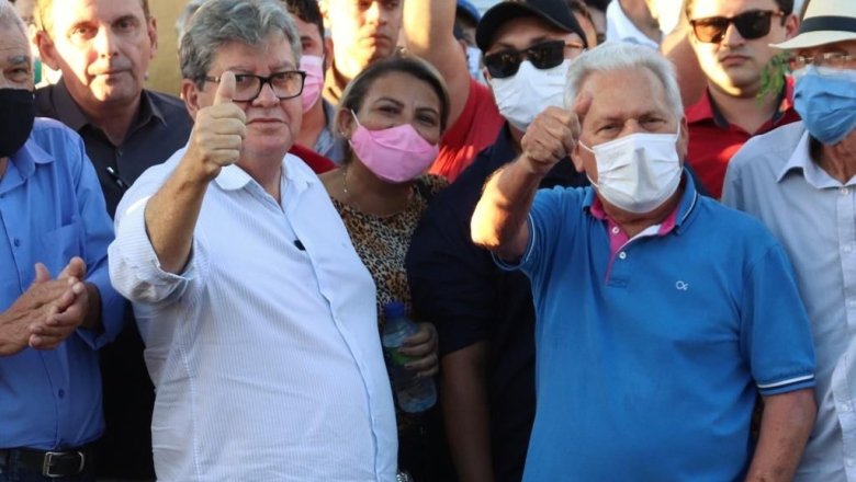 Governador João Azevedo e prefeito Zé Aldemir visitam obra de pavimentação da Rua Desembargador Boto