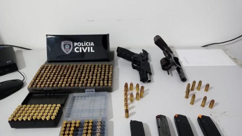 Polícia Civil prende dois homens e apreende armas e munições, em Patos