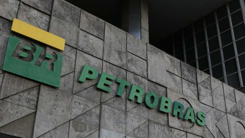 Petrobras reduz preço do litro da gasolina em R$ 0,15