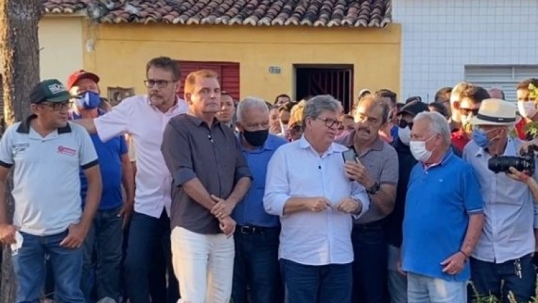 Ex-prefeito é vaiado e hostilizado em Cajazeiras na visita do governador; João Azevêdo hábil e os três grupos em seu palanque - por Gilberto Lira