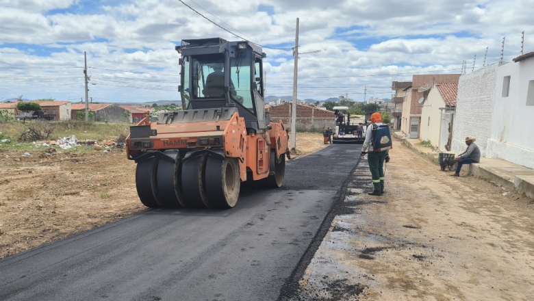 Prefeitura de Sousa intensifica trabalho de pavimentação de ruas e avenidas 