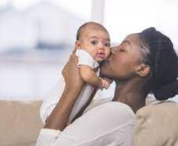 Depressão pós-parto atinge 25% das mães; ALPB aprova projeto que garante diagnóstico e tratamento