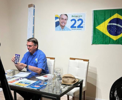 Bolsonaro faz live 'escondido' após decisão do TSE: 'Nas trevas'