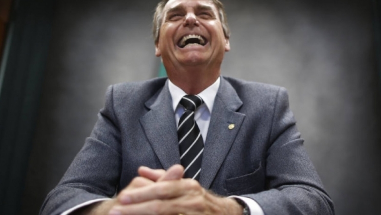 Governo trata como sigilosas mensagens que supostamente incriminam Bolsonaro em celular da Petrobras