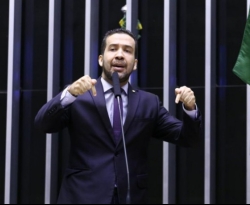 Bolsonaro processa Janones por postagem sobre "miliciano" e "vagabundo" 