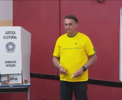 Bolsonaro vota na Zona Oeste do Rio e diz que 'eleições limpas têm que ser respeitadas'