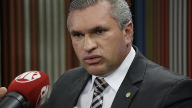 Ex-aliado de Bolsonaro, deputado paraibano acusa presidente de dar tapas em Michelle