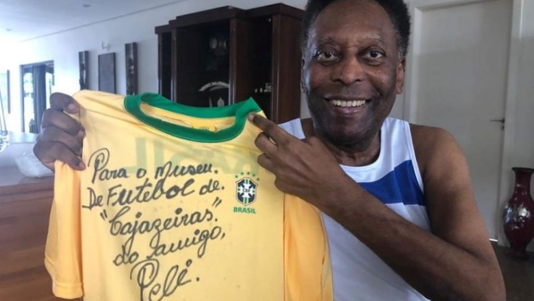 Em 2020, Pelé autografou e escreveu dedicatória em camisa do Brasil doada ao Museu do Futebol de Cajazeiras