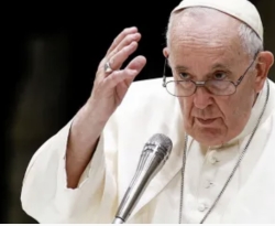 Lembrem-se da guerra e dos pobres, diz papa Francisco em mensagem de Natal