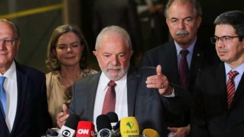 Lula anuncia fim das privatizações e Mercadante no BNDES