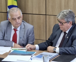 João Azevêdo formaliza ao ministro dos Aeroportos a viabilização do voo para Cajazeiras