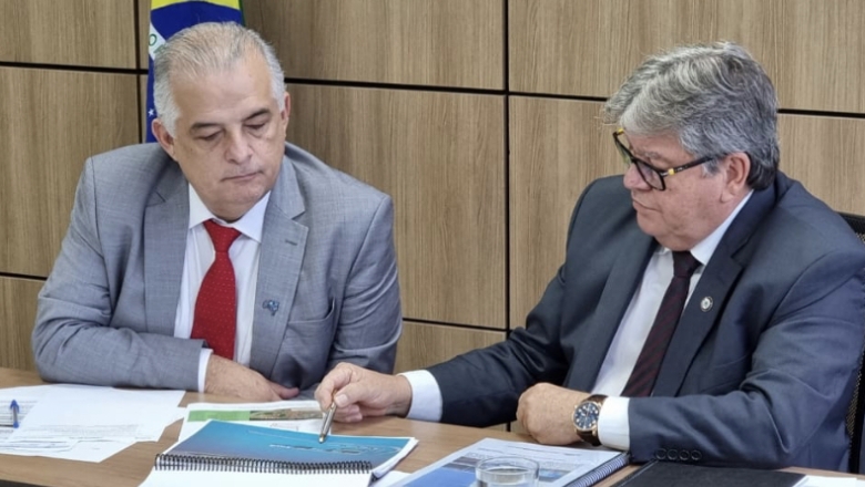 João Azevêdo formaliza ao ministro dos Aeroportos a viabilização do voo para Cajazeiras