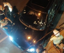 Jovens são executados no centro da cidade de São Bento; carro fica crivado de balas