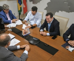 João Azevêdo assina contratos com a Caixa Econômica para realização de obras de infraestrutura e saúde