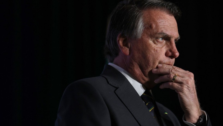 Bolsonaro chora, anuncia volta ao Brasil e diz que "missão não acabou"