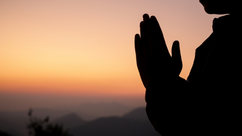 Prática comum em diferentes religiões, orar promove relaxamento, motivação e bem-estar