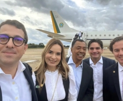 Parlamentares paraibanos registram momento de embarque na base aérea de Brasília; grupo faz parte da comitiva de Lula que cumpre agenda na PB