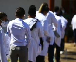 Governo relança Mais Médicos; brasileiros terão prioridade