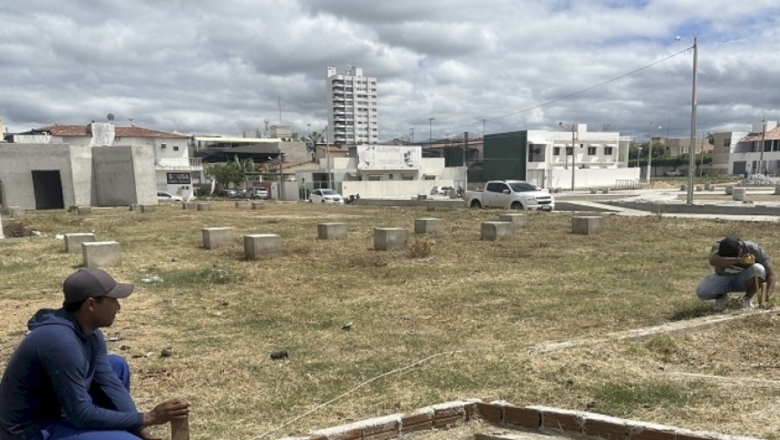 Prefeitura de Sousa retoma construção da Praça da Bíblia, no bairro Gato Preto
