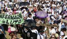 Enfermeiros protestam na Esplanada por pagamento do piso salarial