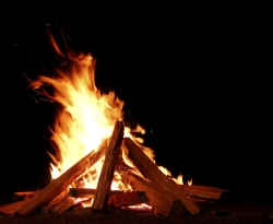 Em tempo de festas juninas, campanha alerta sobre risco de queimaduras