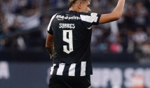 Paraibano Tiquinho marca duas vezes e comanda goleada do Botafogo contra o Coritiba 