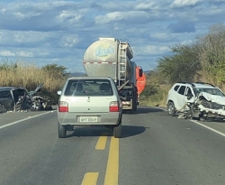 Dois veículos colidem de frente na BR 230 entre Cajazeiras e Marizópolis; seis pessoas ficaram feridas 