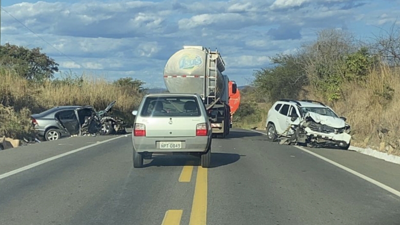 Dois veículos colidem de frente na BR 230 entre Cajazeiras e Marizópolis; seis pessoas ficaram feridas 
