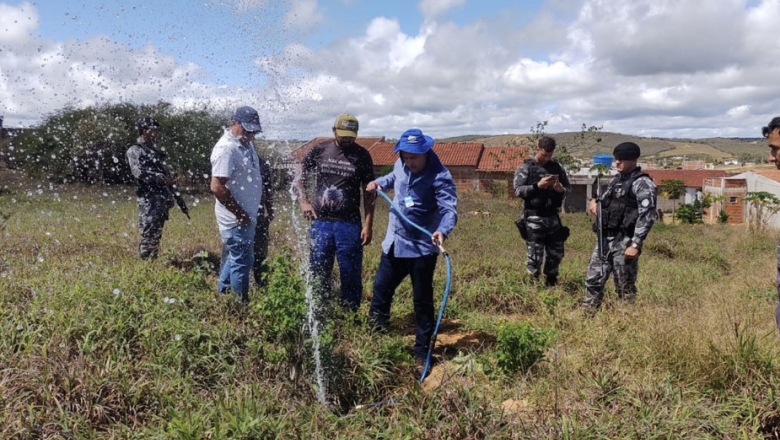 Cagepa e Polícia Militar realizam ação para combater furto de água em adutora, no Sertão