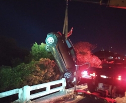 Motorista morre após carro despencar de ponte em Cajazeiras; mulher que fazia caminhada foi atropelada 
