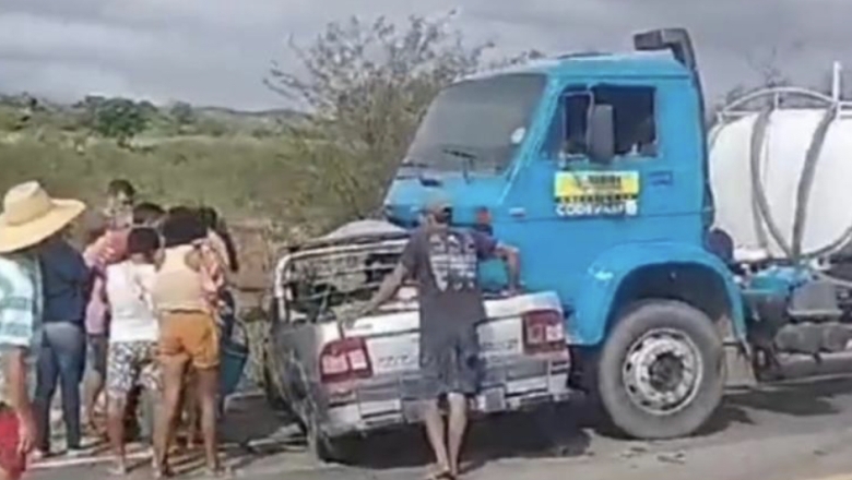Homem morre após colisão entre caminhão pipa e picape no Sertão da PB
