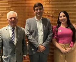Zé Aldemir e secretária são recebidos em Brasília por representante de instituição francesa