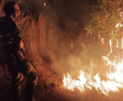 Força-tarefa tenta controlar incêndio no entorno do Parque Estadual Serra da Santa Catarina, no Sertão da PB
