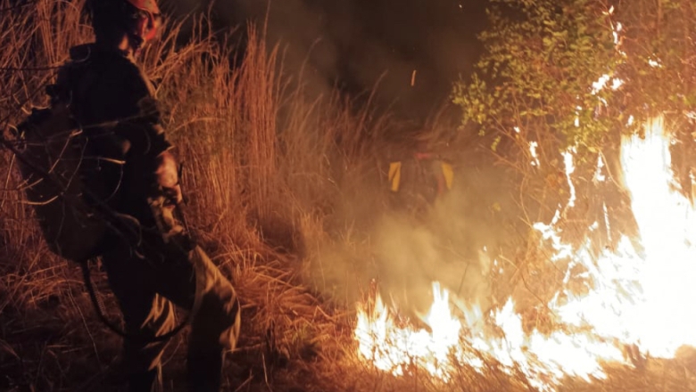 Força-tarefa tenta controlar incêndio no entorno do Parque Estadual Serra da Santa Catarina, no Sertão da PB