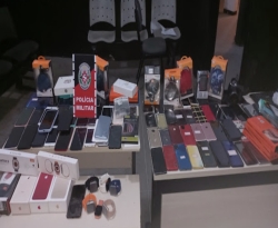Polícia Militar prende dupla acusada de assaltar loja de celulares em Cajazeiras; todo material foi recuperado 