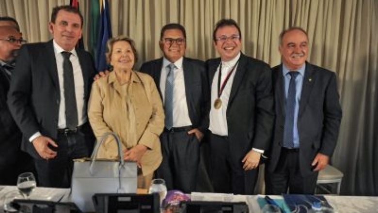 Chico Mendes destaca trabalho do Padre Fabrício que recebeu medalha Epitácio Pessoa da ALPB