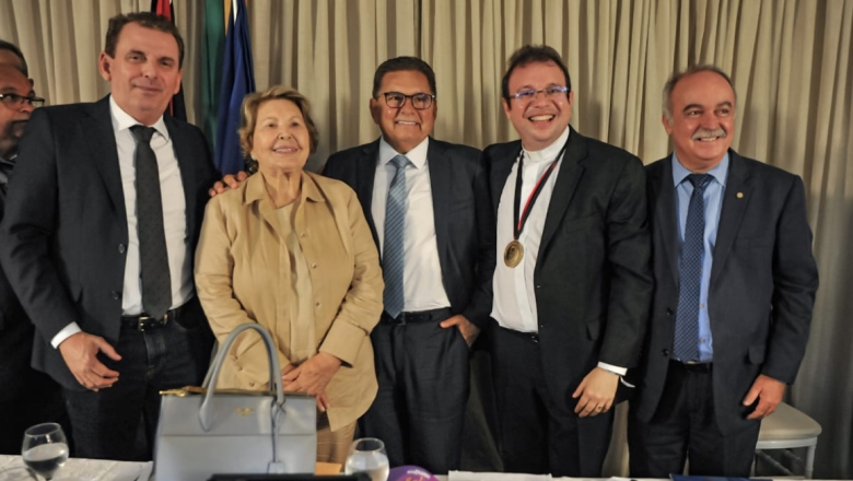 ALPB concede medalha Epitácio Pessoa ao Padre Fabrício durante sessão itinerante em Patos