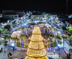 Prefeito Bal Lins entrega decoração natalina “Magia das Luzes” na Praça Central de São José de Piranhas