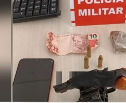PM prende dupla com revólver, droga e moto sem placa, em Cajazeiras 
