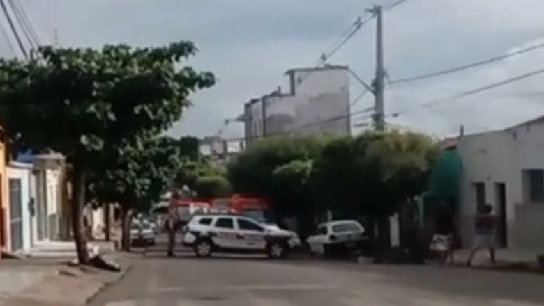 Em Cajazeiras, ex-presidiário é morto a tiros e jovem fica ferido  