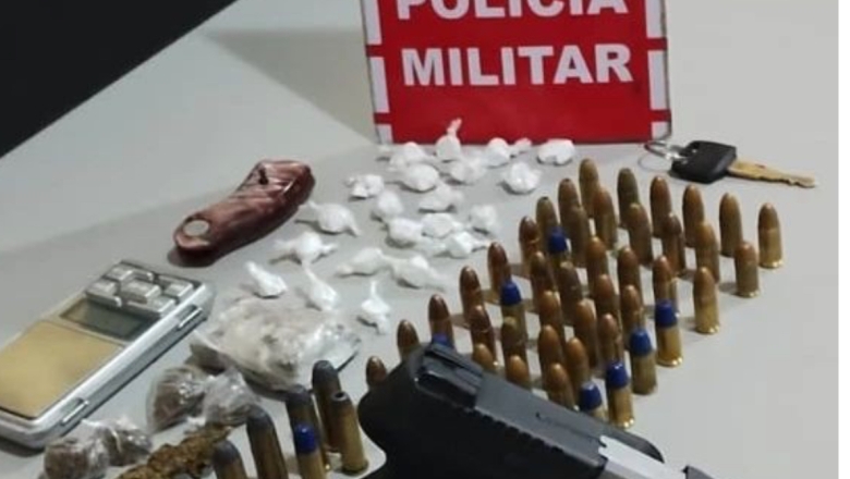 Polícia prende homem acusado de tráfico de drogas em Itaporanga; armas, maconha e cocaína foram apreendidas 