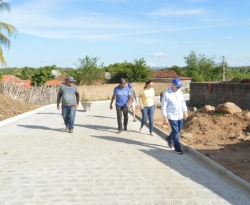 Prefeita Denise Bayma visita obra de pavimentação no distrito de São José, em Bom Jesus 