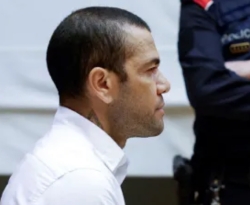 Daniel Alves é condenado a 4 anos e 6 meses por estupro na Espanha