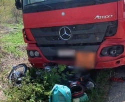 Mulher morre e homem fica ferido em grave colisão entre moto e caminhão na BR-230, em Patos 