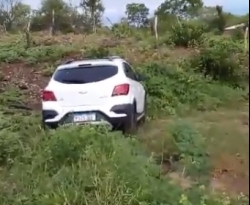Bandidos abandonam carro roubado na zona rural de Cajazeiras 