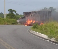 Após colisão, carro e caminhão pegam fogo no Sertão da PB; motorista morreu no local
