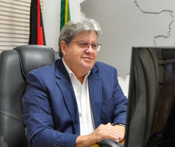 João Azevêdo sanciona lei que reestrutura PCCR dos profissionais de educação da Paraíba